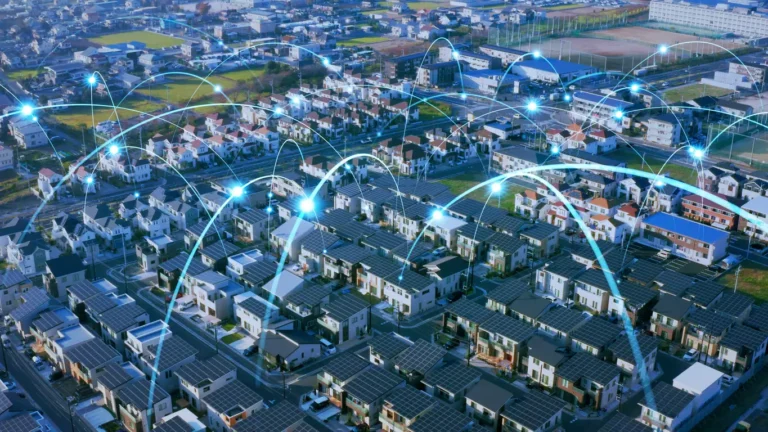 Le comunità solari uniscono cittadini possessori di impianti fotovoltaici per stimolare una transizione energetica rinnovabile dal basso.