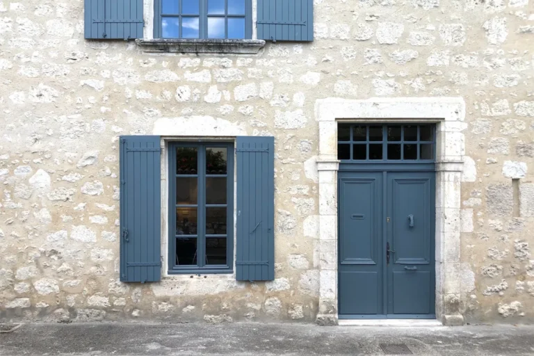 Le persiane non sono solo un elemento estetico, ma hanno più funzioni per proteggere la casa dall’esterno e aumentare il comfort all’interno.