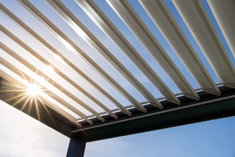 Con una pergola fotovoltaica si può ottenere protezione dal sole e contemporaneamente produrre energia elettrica rinnovabile.